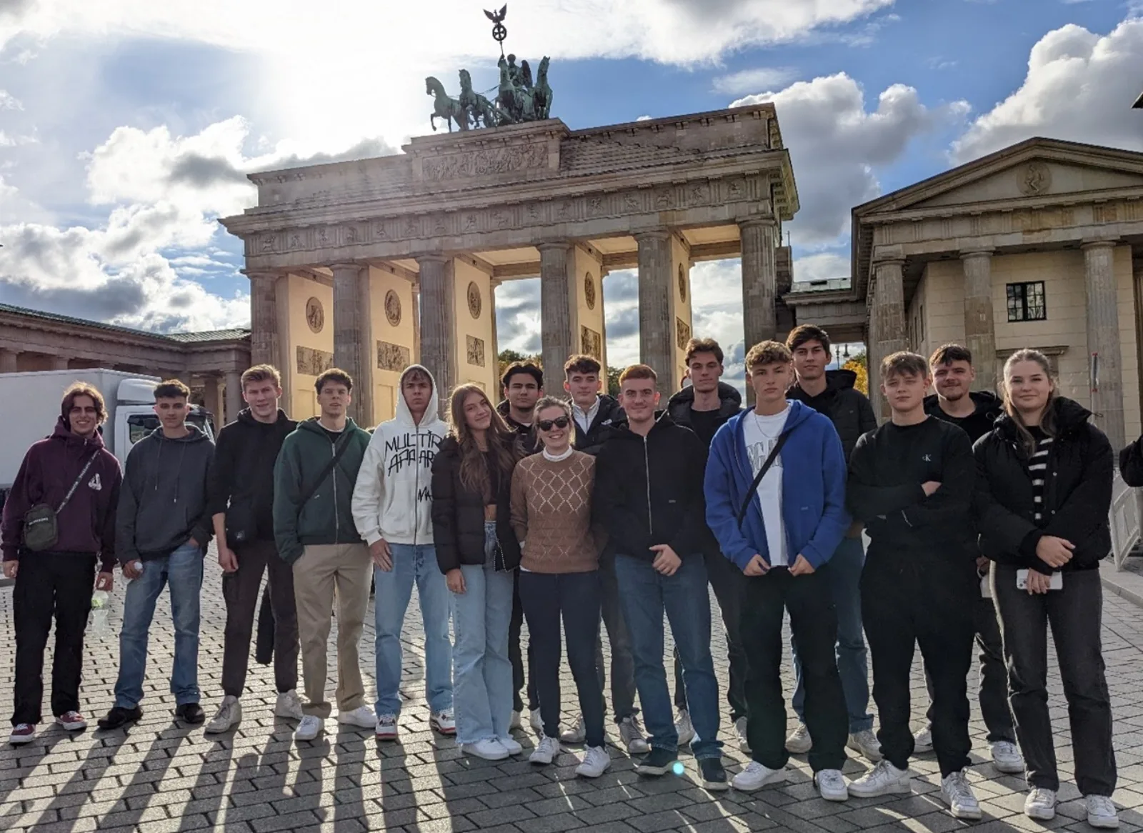 Erdkunde-Leistungskurs vor dem Brandenburger Tor – Exkursion Berlin 2022
