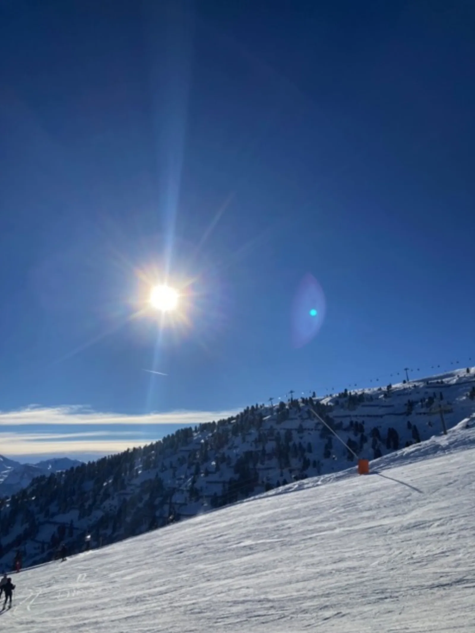 Schülergruppe auf der Piste während der Skifahrt 2023