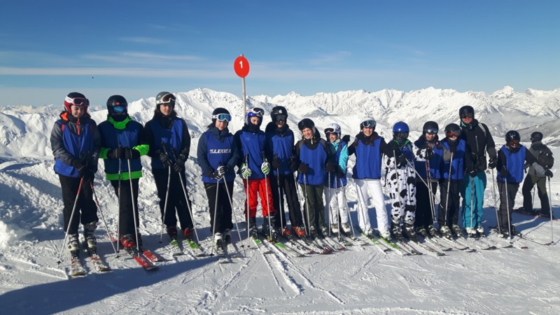 Schülerinnen und Schüler auf der Skifahrt des Sophie