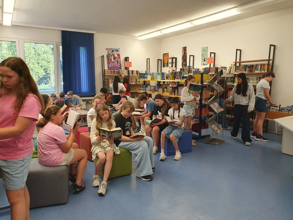 Blick in den Leseraum der Schulbücherei mit Sitzlandschaft