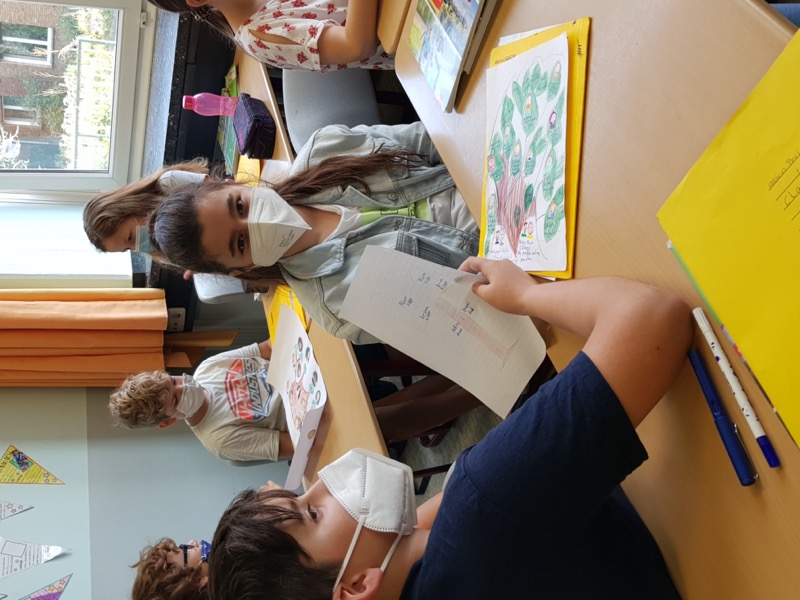 Glückliche Kinder in einem Klassenraum