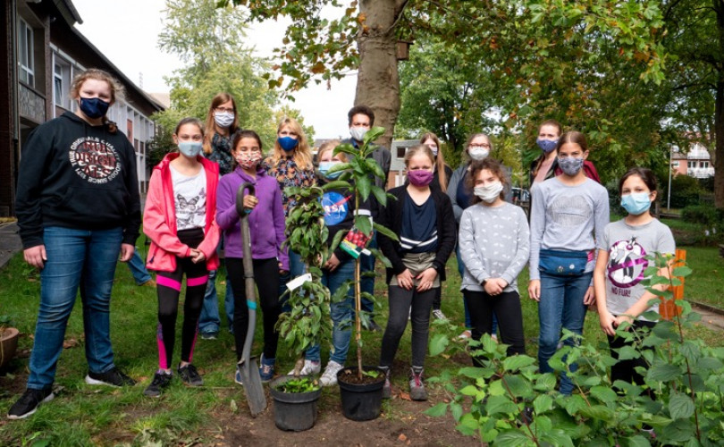 Es grünt so grün - Baumpflanzung und Bündnis Biene & Co im Schulgarten des SSG