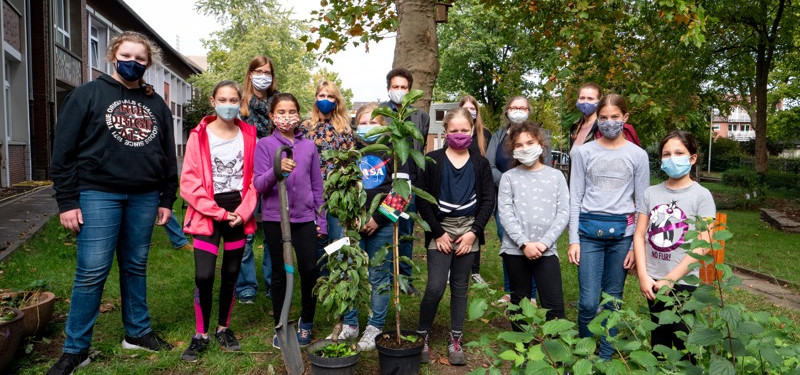 Es grünt so grün - Baumpflanzung und Bündnis Biene & Co im Schulgarten des SSG