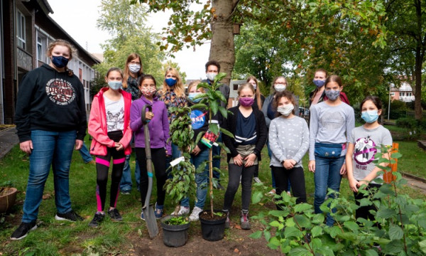 Es grünt so grün - Baumpflanzung und Bündnis Biene & Co im Schulgarten des SSG